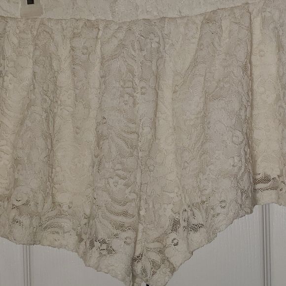 Flirty Shirley - Picture 1 of 2